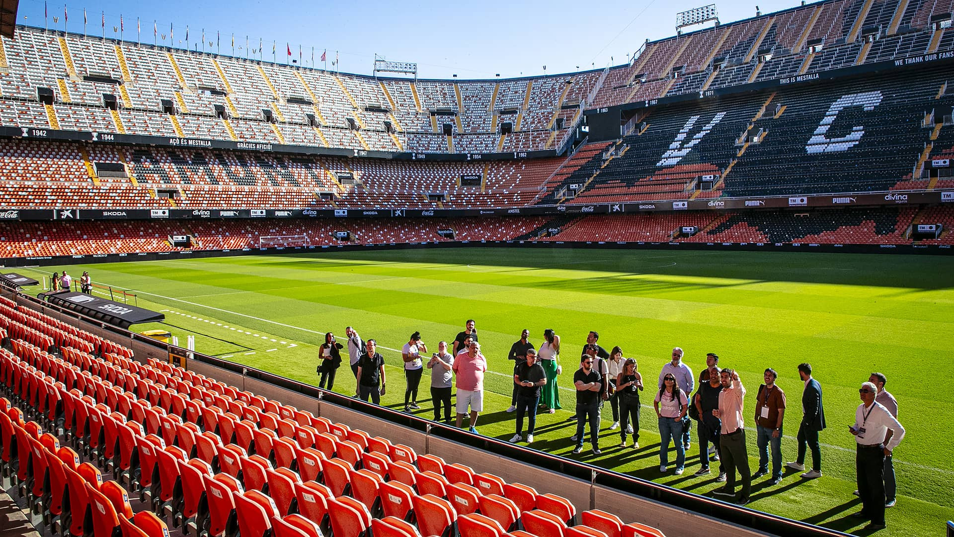 El Valencia CF recibe la visita institucional de la Federaci n