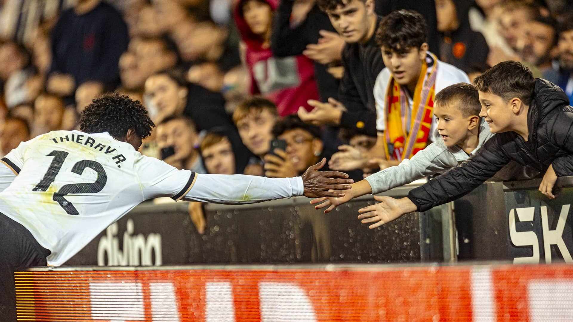 El Valencia CF abre el Camp de Mestalla a la afición en el primer ...