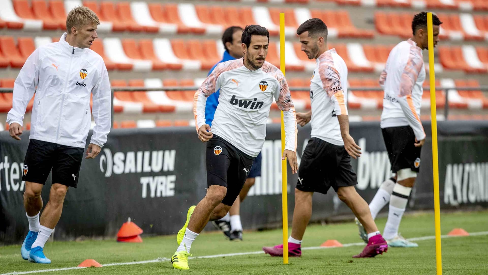 Squad named for FC Barcelona vs. Valencia CF - Valencia CF
