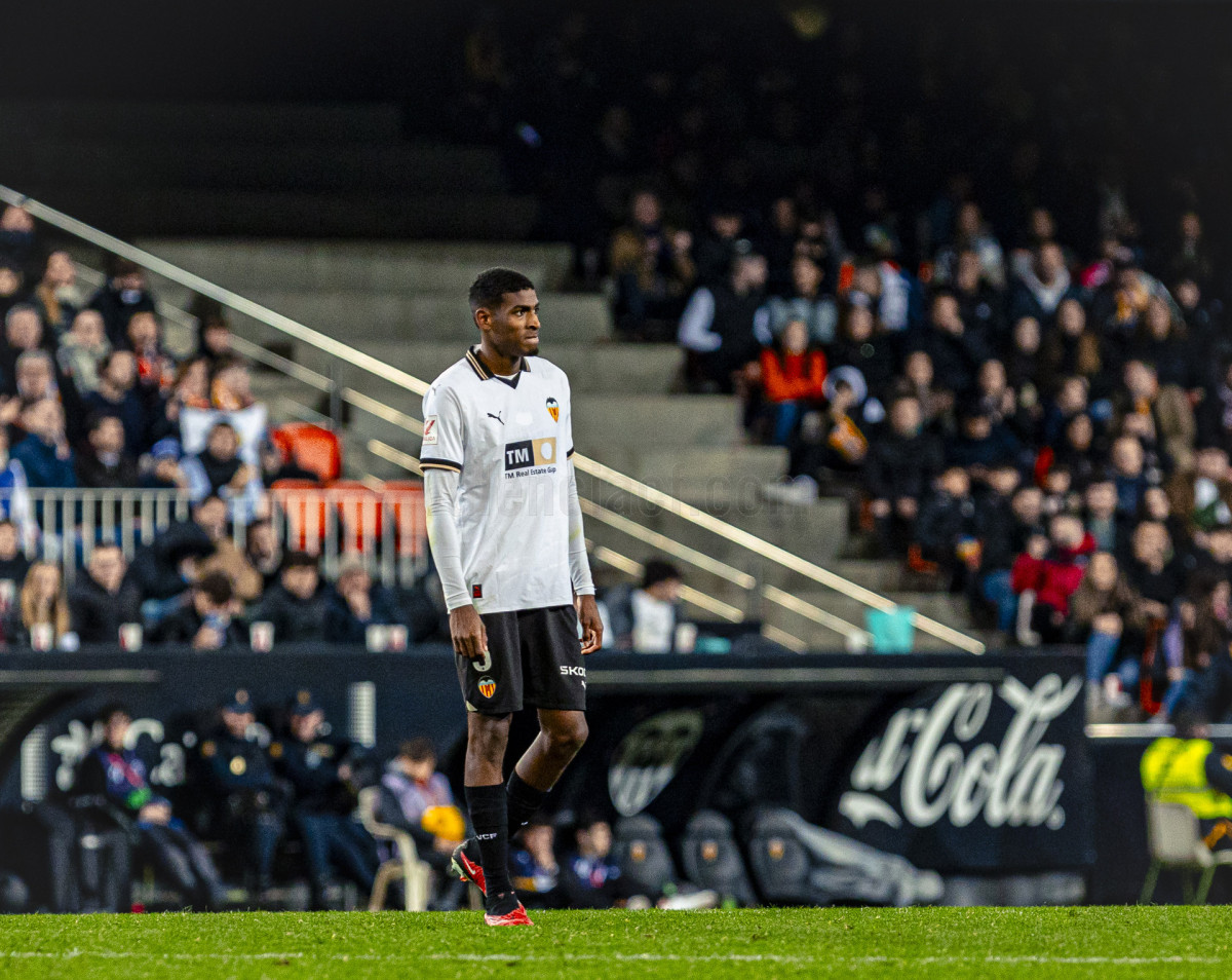 El Valencia CF es el club, de entre las 5 grandes ligas, que más jugadores  NACIONALES sub-23 utiliza en sus XI iniciales - Valencia CF