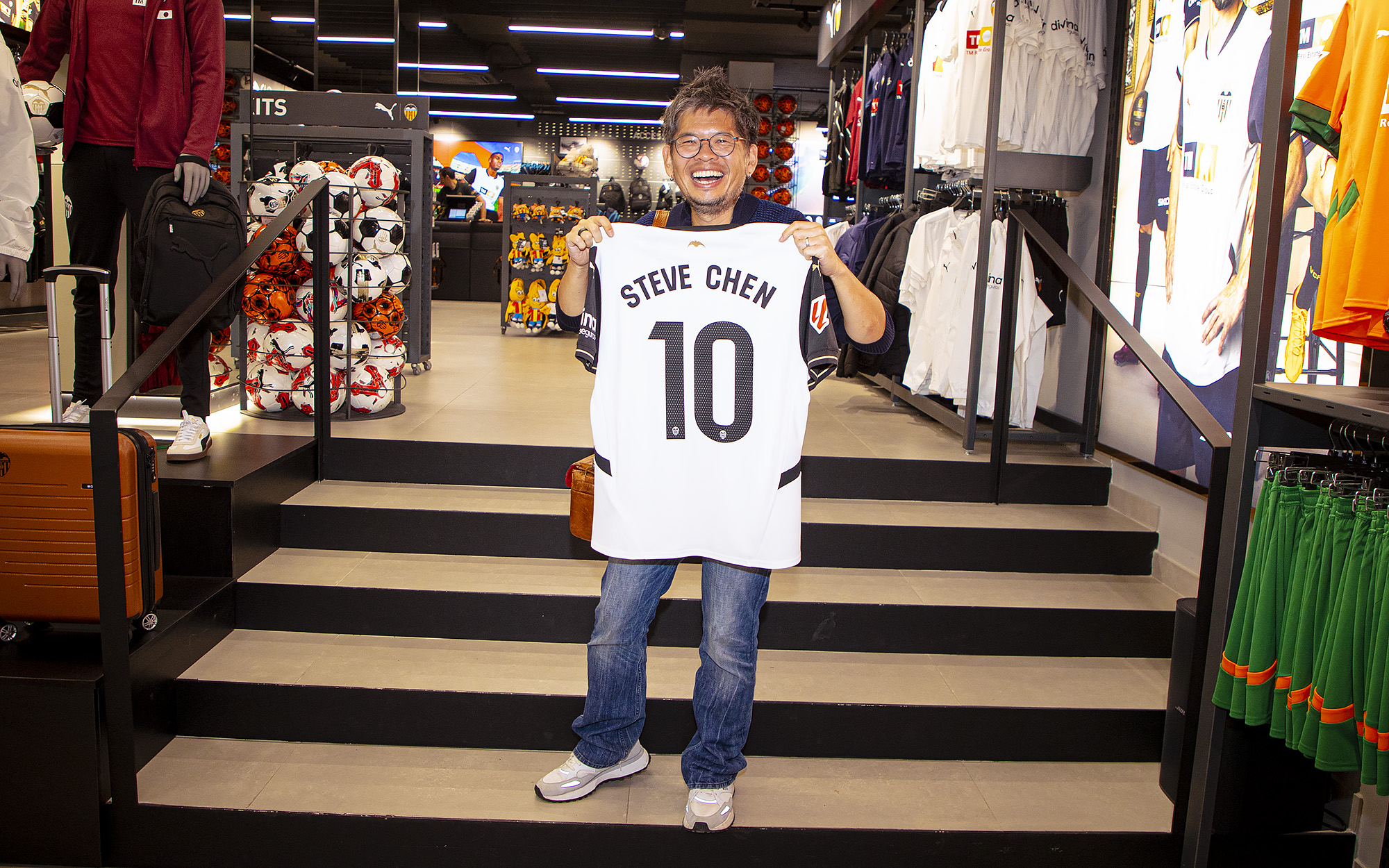 El Valencia CF recibe la visita del cofundador de Youtube Steve Chen