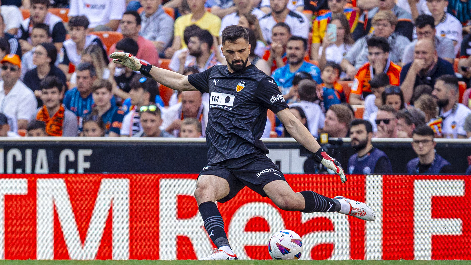 Valencia CF Goalkeeper Giorgi Mamardashvili Sets LaLiga Records and Takes Top Spot in EA Sports 23-24