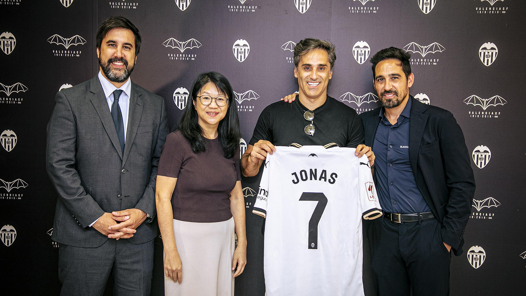 Valencia CF receives a visit from former Valencian player Jonas Gonçalves