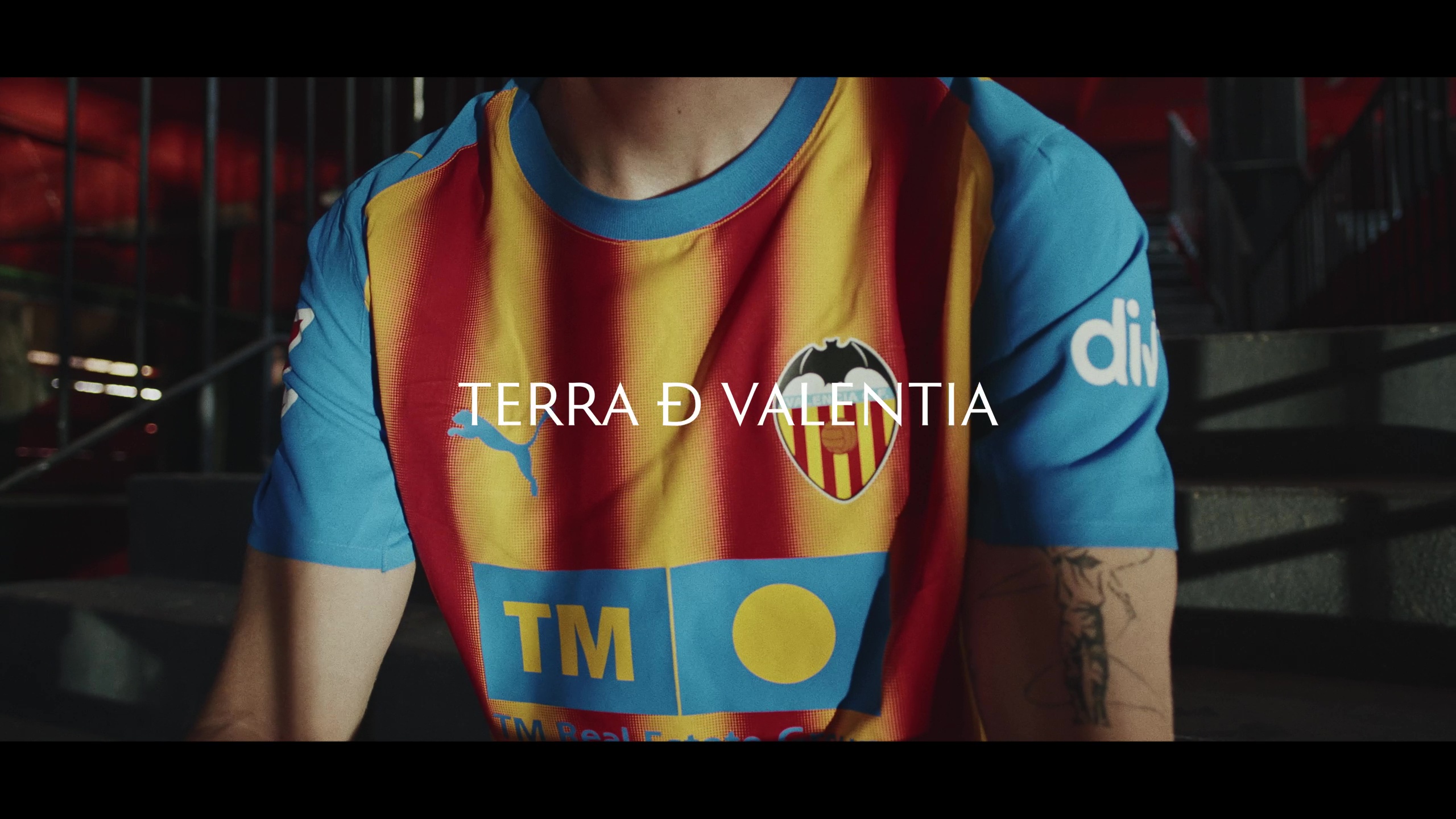 Behind the video unveiling the third kit - Valencia CF